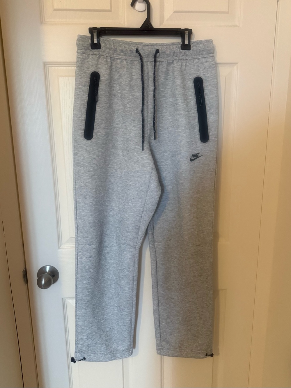 Men’s Nike Tech Fleece Open-Hem sweatpants in Light Grey Heather. NWT